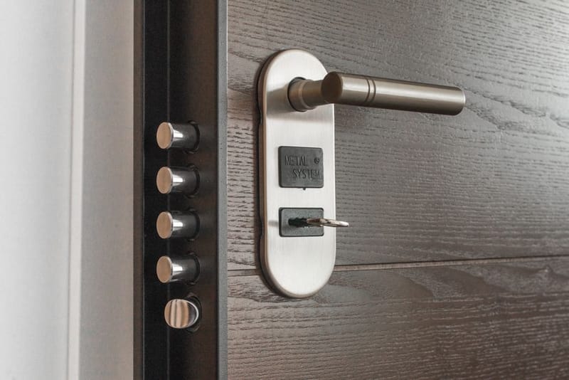 Portable travel door lock fitted to an inward-opening door